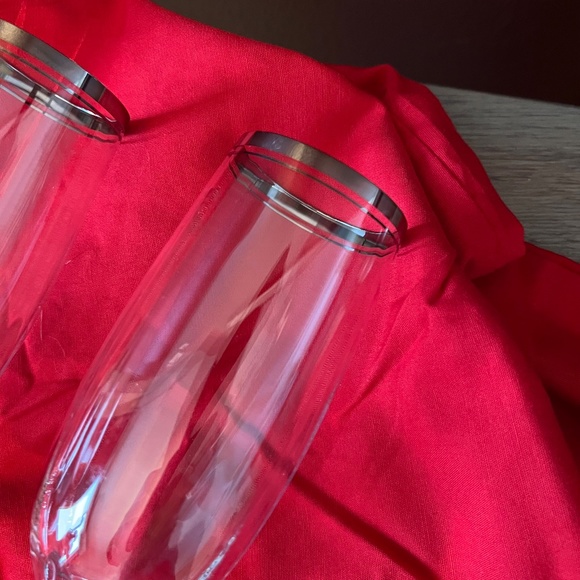 2 Champagne Flutes with Silver Trim on Rims - Picture 6 of 6
